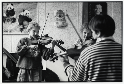 108047 Afbeelding van kinderen tijdens vioolles in de Gemeentelijke Muziekschool (Domplein 4) te Utrecht.
